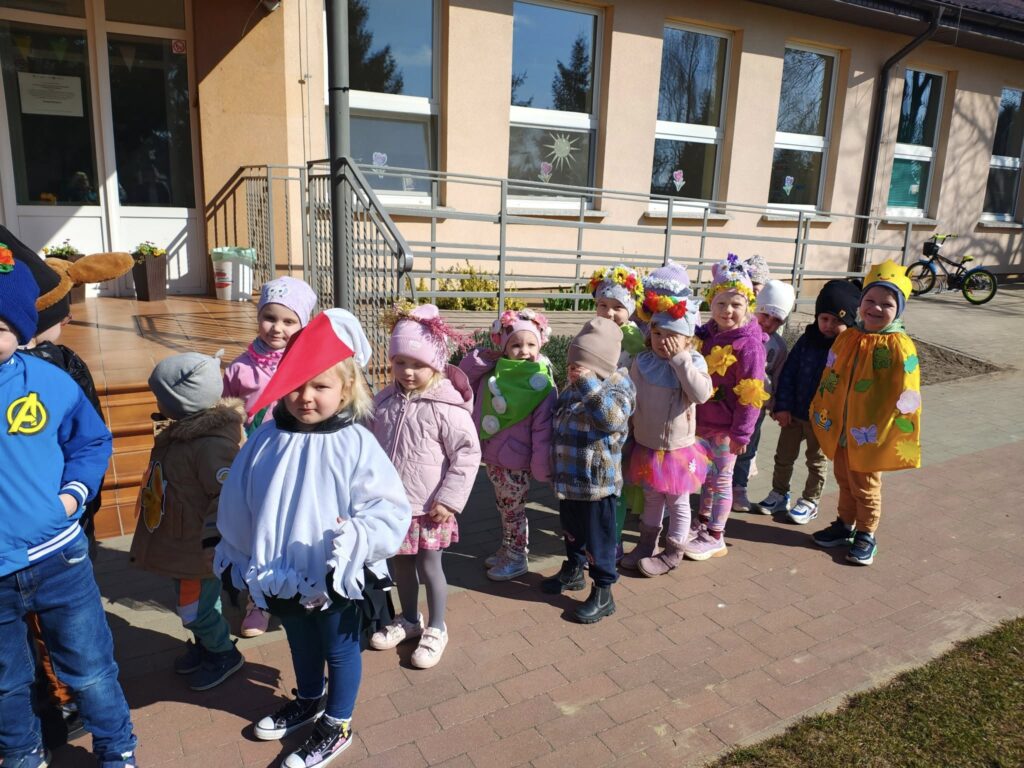 Może być zdjęciem przedstawiającym 10 osób i dziecko